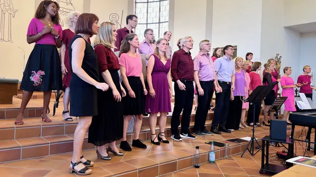 Das Chorteam 2000 brachte Schwung in die Fleiner Dreieinigkeitskirche.  | Foto: privat