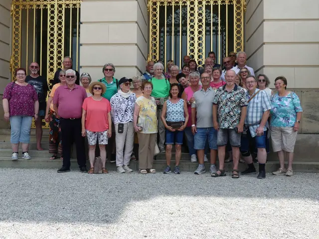 Die Reiseteilnehmer vor dem Schloss Herrenchiemsee | Foto: Gemischter Chor Scheppach