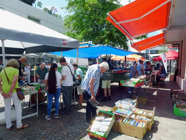 Viele Besucher verweilten bei den im Schatten dargebotenen Bücher vor dem Weltladen | Foto: Klaus Ries-Müller