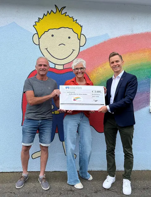 Bild: von links: Thomas Zahner, Karin Zahner und Jonas Banar | Foto: Quelle: Stiftung