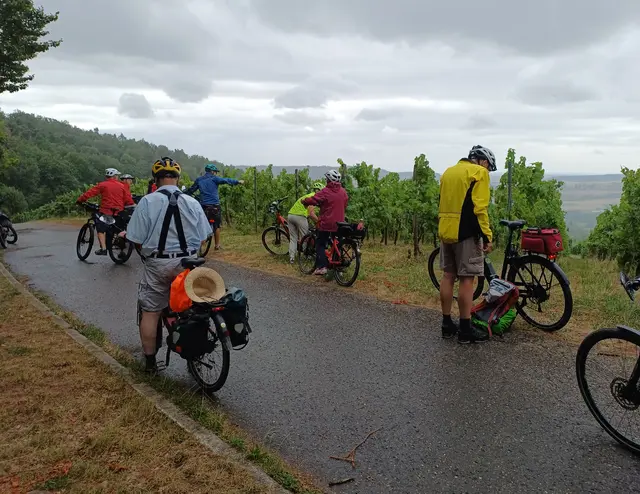 Regenkleidung wird angezogen (half bei diesem Wetter aber wenig) | Foto: E. Rosendorf