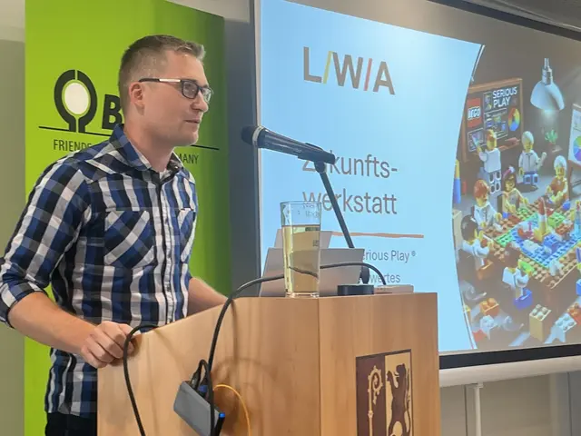 Lars Baumgärtner, Fraktionsvorsitzender der Abstätter Wählergemeinschaft "Lebenswertes Abstatt" (LWA) führte in den Abend ein. LWA und BUND traten gemeinsam als Veranstaltende auf. | Foto: Andrea Hohlweck/BUND