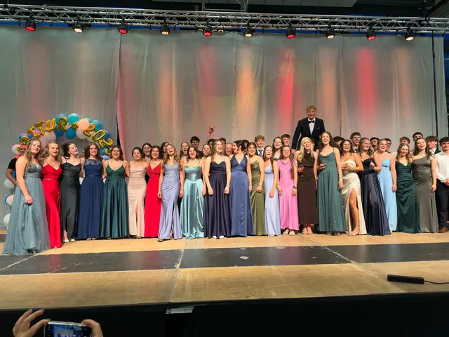 Die Abiturientinnen und Abiturienten des Hartmanni-Gymnasiums bei der Zeugnisverleihung. | Foto: Laura Ralf