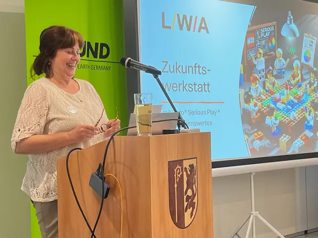 Andrea Hohlweck, Vorsitzende des BUND Schozach-Bottwartal, betonte die immense Bedeutung, die unbebaute Flächen für die Entstehung von Grundwasser, Kaltluft und für die Aufnahme von Starkregen und Hochwasser für den Siedlungbereich haben. Zugleich mahnte sie die Verantwortung der Kommunen an, ihren Beitrag gegen das Artensterben zu leisten, indem sie ihren Flächenverbrauch drastisch reduzieren. | Foto: Christian Kszuk/BUND