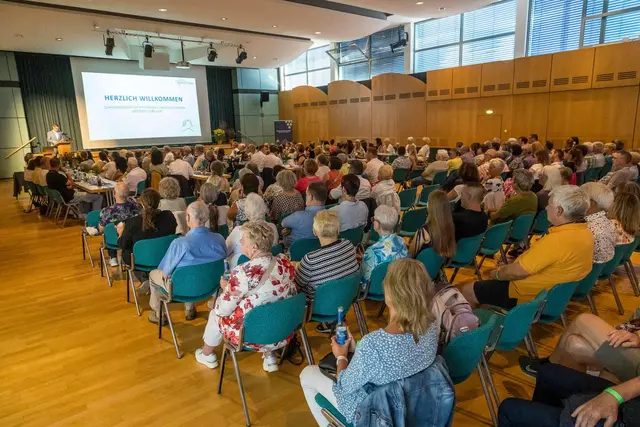 Ein voller Saal und gespannte Aufmerksamkeit begleiteten die Ehrung der erfolgreichen Sportlerinnen und Sportler. | Foto: Gemeinde Oberstenfeld