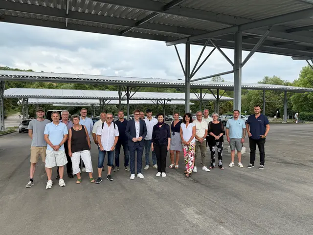 Der Zweckverbandsvorsitzende Markus Kleemann eröffnet mit Mitgliedern des Zweckverbandes sowie den beteiligten Baufirmen die PV-Anlage auf dem Freibad-Parkplatz | Foto: Gemeinde Oberstenfeld