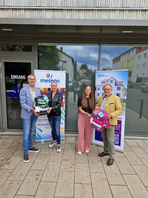 Übergabe der neuen Schulranzen, v.l.: Kiwanis-Präsident Christoph Klempp, Bettina Kümmerle von meseno, Damaris Holzmüller von der Mitternachtsmission und Wolfgang Kordulla, Vorsitzender des Charity-Ausschusses | Foto: Privat