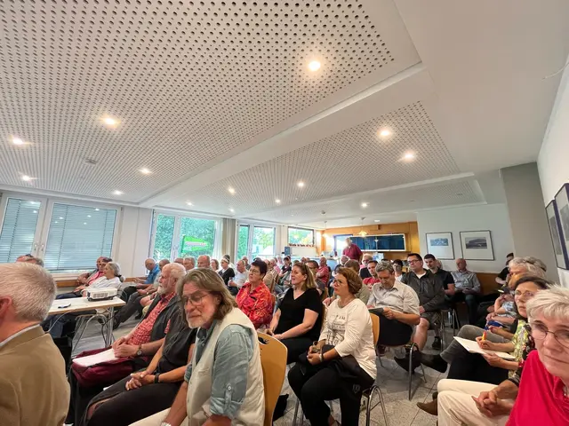 Das Publikum beteiligte sich rege an der Diskussion darüber, wie Wohnraummangement in der Gemeinde gelingen könne. Zentrales Anliegen sei hier eine gelungene Kommunikation, aber auch gute Ideen für die Leerstandsvermittlung wie z. B. das kommunale Mietmanagement, das z. B. vor Ärgernissen wie Mietnomadentum schützen könne. | Foto: Andrea Hohlweck/BUND