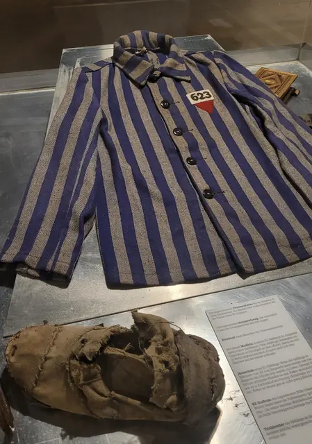 KZ-Jacke und Holzschuh; rotes Dreieck bedeutet "politisch", weitere Kennzeichen: Schwerverbrecher, Jude, Homosexuell, ... | Foto: Harald Specht