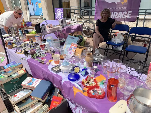 Nach langem heißen Tag - genug zu schauen und zu prüfen! 
Die Couragezeitung ist immer dabei und wirbt für Mitstreiterinnen.  | Foto: FV