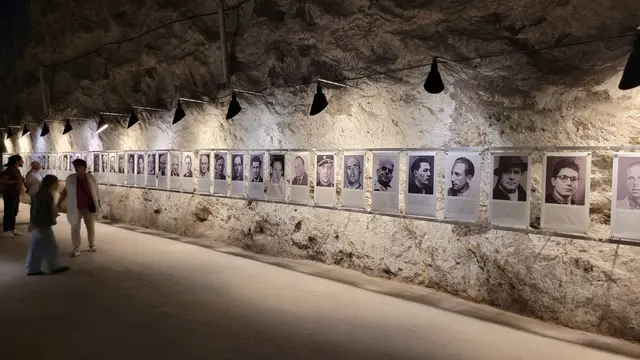 Galerie der NS-Opfer (ca. 2000, nach der Evakuierung nach Dachau starben die meisten auf dem Todesmarsch nach SHA-Hessental)  | Foto: Harald Specht