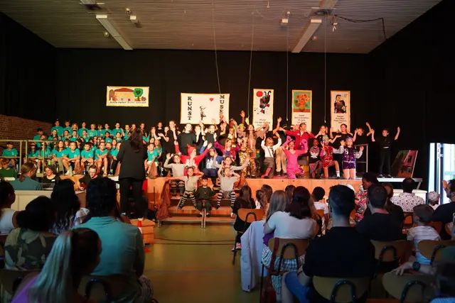 Die Turnhalle wurde zum Musicaltheater | Foto: SiS