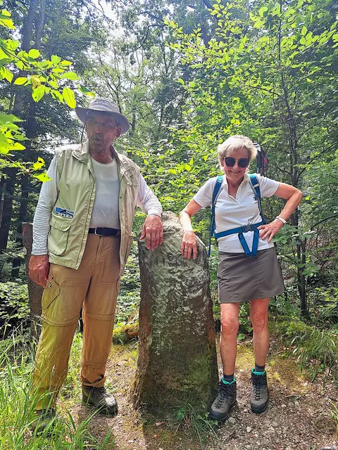 Der auf dem 384m hohen Schreckstein stehende und 650 Jahre alte Grenzstein, stellt zugleich die Markungsgrenze zwischen Baden und Württemberg dar. | Foto: Isolde Reitz