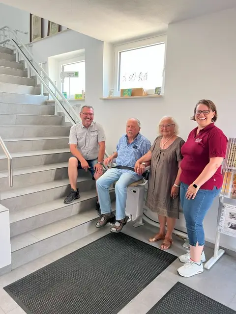 Testfahrt mit dem neuen Treppenlift im Musikerheim der Stadtkapelle Lauffen a.N.; von links: 2. Vors. Stadtkapelle, Eugen Buck, Alfred Reiner, Sieglinde Kröber, 1. Vors. Stadtkapelle Nicole Müller | Foto: Buck