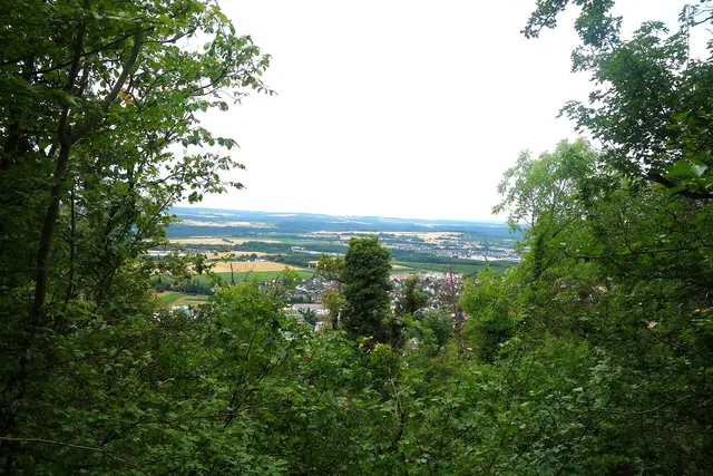 Blick nach Ensingen und Kleinglattbach. Im Hintergrund sind die Schwäbische Alb und die Stuttgarter Höhen zu erkennen. | Foto: Isolde Reitz