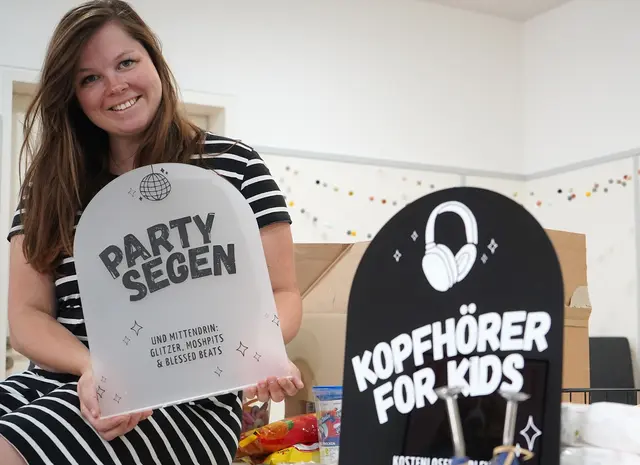 Jasmin Piontek hat im Jugendreferat schon allerlei Material für die Betreuung der Festivalgäste zusammengestellt. | Foto: Arkadius Guzy/Diözese Rottenburg-Stuttgart