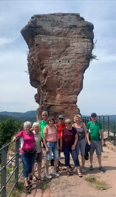 Radler aus Westernhausen im Dahner Felsenland und auf Freundschaftstour nach Frankreich auf der Burgruine Drachenfels | Foto: Martin Hirn 