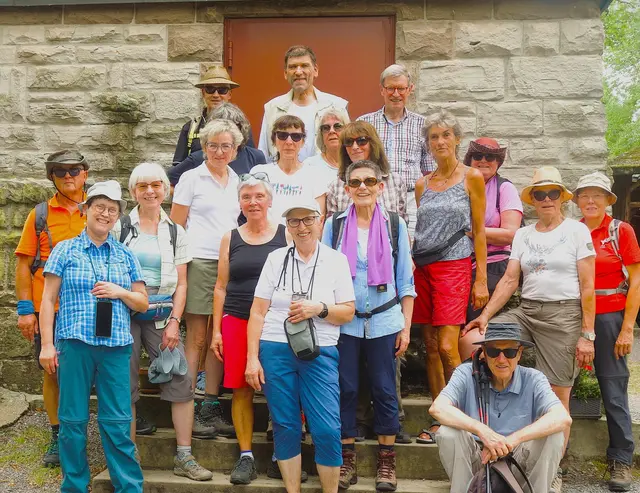  Bei ihrer Wanderung ins Mettertal entstand das Gruppenbild der 19 Teilnehmer der Aktivgruppe Talheim am Aussichtsturm der Eselsburg bei Ensingen. | Foto: Isolde Reitz