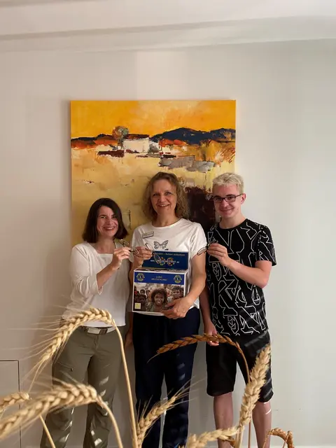 Marion Hermann, Carmen Leitz und Jan Lang aus dem ASB Haus für Pflege und Gesundheit in Möckmühl zeigen die Sammelbox für Brillenspenden. | Foto: ASB Region Heilbronn-Franken