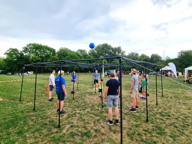 Das Großspiel 9-Square machte allen, Groß und Klein, viel Spaß. Beim Kinder-Sommerfest der Stadt Brackenheim wurde es von den Apis angeboten. | Foto: Jochen Baral