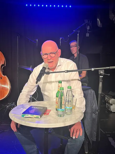 Spannender Blick auf die Geschichte der Mobilität: Minister Winfried Hermann streute bei der Lesung auf dem Theaterschiff Anekdoten ein.  | Foto: ag