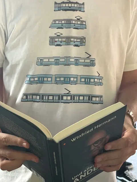 Interesse an Mobilität bekundeten auch junge Gäste bei der Lesung mit Minister Winfried Hermann.  | Foto: ag