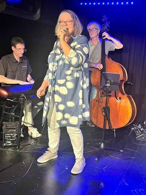 Für eine stimmungsvolle Kulisse zur Lesung sorgte ApolloJazz, hier Sängerin Annerose Wolf. | Foto: ag