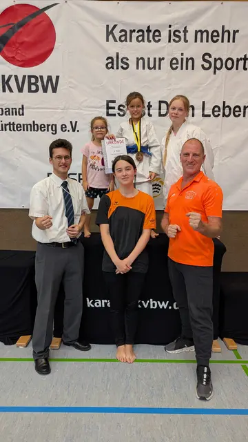 Das Team des Karatevereins Eppingen: (hinten) Maya Papp (mit Medaille) und Ewa Jung sowie (vorne von links) Johannes Geng, Helen Heil und Matthias Schäfer
 | Foto: Karateverein Eppingen
