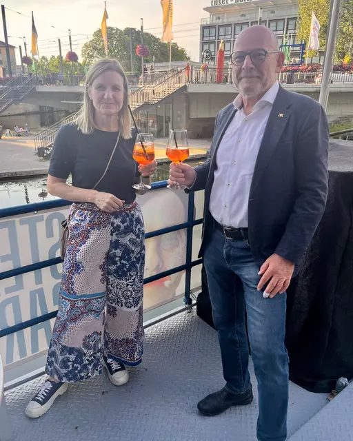 Sommerliche Atmosphäre auf dem Schiff: Gudula Achterberg begrüßt Winfried Hermann. | Foto: ag