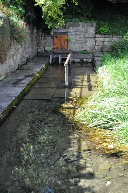 Der Kirchbrunnen ist auch heute noch zu sehen. Und es fließt auch noch das Wasser. Ab 1927 war die Bevölkerung nicht mehr auf die Brunnen angewiesen. | Foto: Daniela Somers