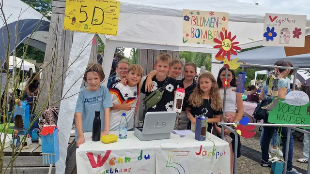 Die Klasse 5d verkaufte nachhaltige Vogelhäuschen. | Foto: Ines Leitz