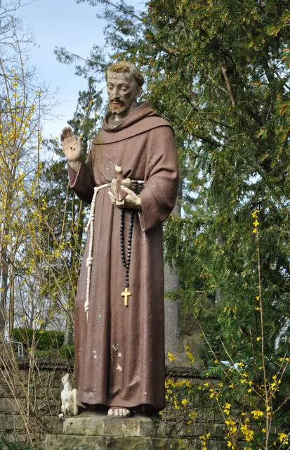 Der hl. Pankratius steht an der Friedhofsmauer. | Foto: Daniela Somers