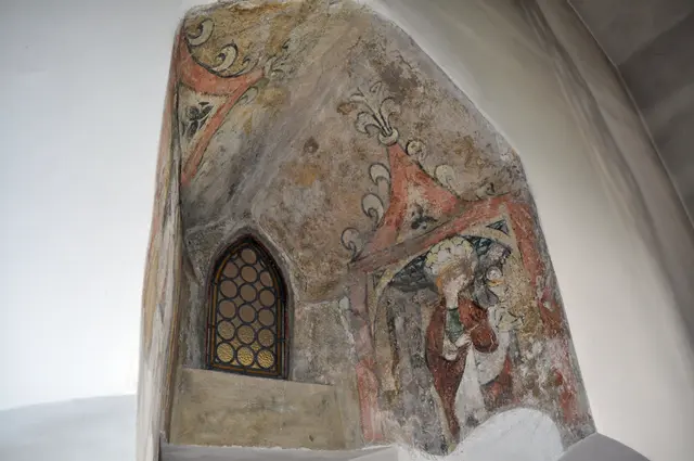 Hinter dem Altar. 1912/13 fand man bei Umbauarbeiten diese Fresken aus der Zeit um 1500. | Foto: Daniela Somers