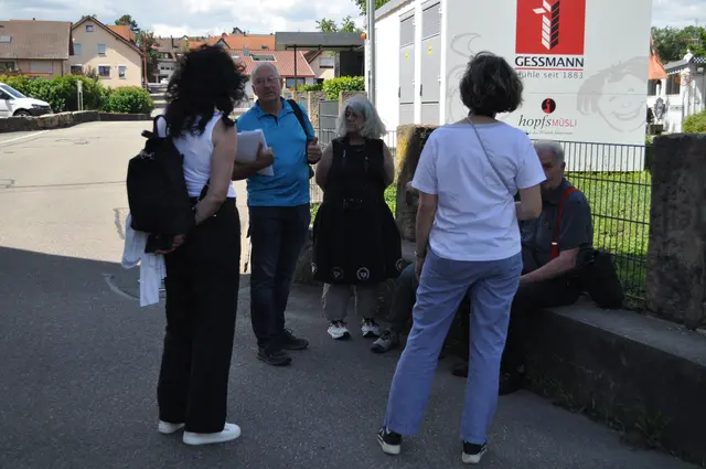 Unsere kleine Gruppe hört dem Gästeführer interessiert zu. | Foto: Daniela Somers