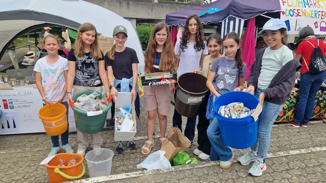 Bei der Klasse 5e konnte man die Länge aller auf dem Schulhof gesammelten Wassereis-Packungen schätzen. | Foto: Ines Leitz