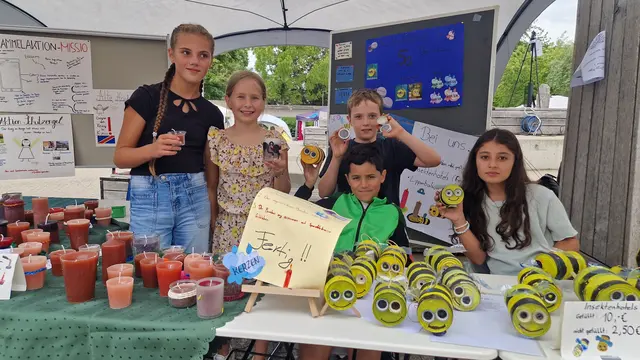 Klasse 5a verkaufte Insektenhotels und Kerzen. | Foto: Ines Leitz