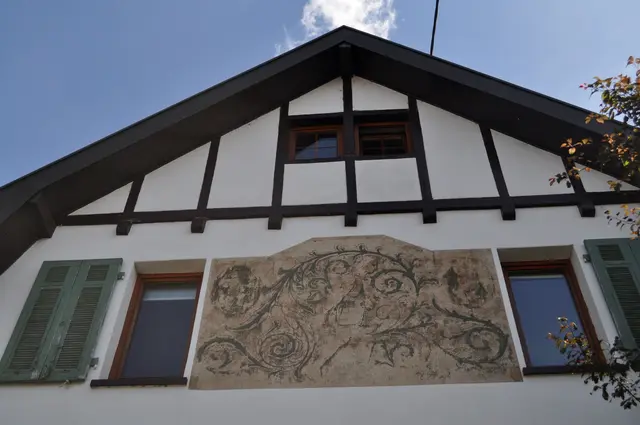 Ein Gemälde des Dekorationsmalers Wilhelm Troßbach an seinem früheren Wohnhaus. Er malte  Porträts, Landschafts- und Kirchenmalereien. Zudem war er ein Tüftler und Handwerker. Er entwickelte eine spezielle Erntemaschine für Knollengewächse. | Foto: Daniela Somers