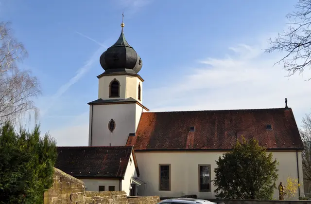 Die Kirche vom Friedhof aus gesehen. Archivbild vom Winter. | Foto: Daniela Somers