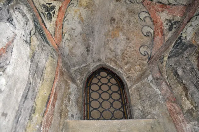 Fresken aus der Zeit um 1500. Versteckt hinter dem Altar. | Foto: Daniela Somers
