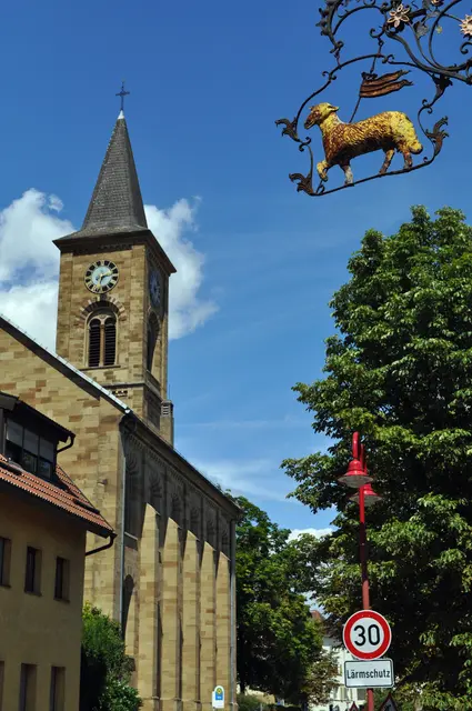 Blick auf die Kirche und das Gasthausschild früheren Gasthauses Lamm. | Foto: Daniela Somers