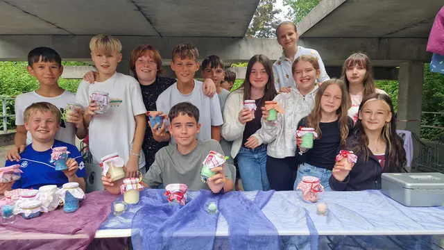 Selbstgemachtes Badesalz gab es bei der Klasse 6c. | Foto: Ines Leitz