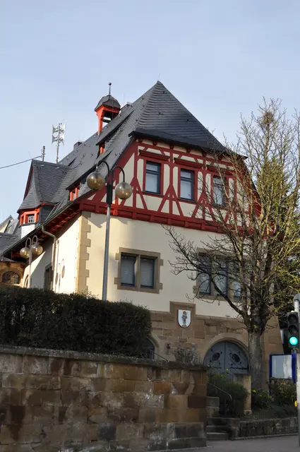 Treffpunkt war am alten Rathaus. Heute wird es als Heimatmuseum, aber auch durch einen Anbau für Ausstellungen genutzt. | Foto: Daniela Somers