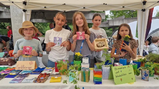 Die Klasse 5c bot unter anderem Upcycling-Geldbeutel aus Tetrapaks an. | Foto: Ines Leitz