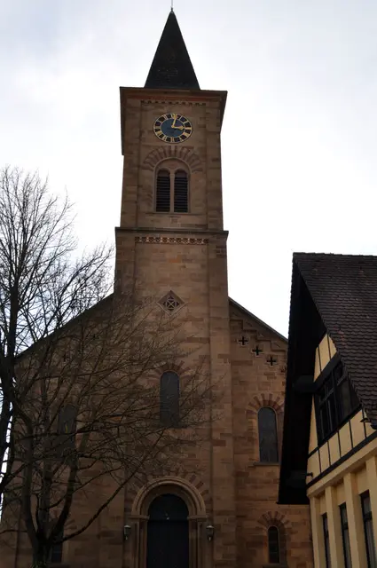 Gleich neben dem alten Rathaus steht die Martin-Luther-Kirche. 1843 begannen  die Bauarbeiten. (Archivbild vom Winter) | Foto: Daniela Somers