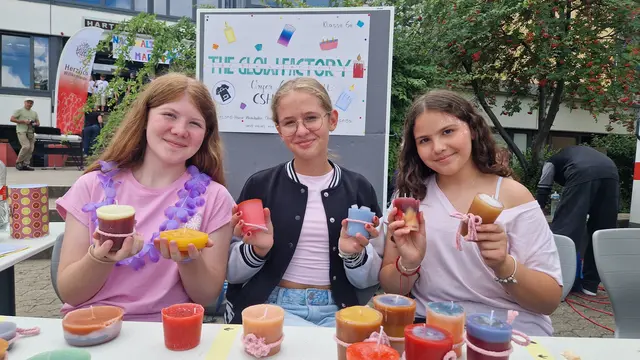 Die Klasse 6e präsentiert ihre selbstgemachten Kerzen. | Foto: Ines Leitz