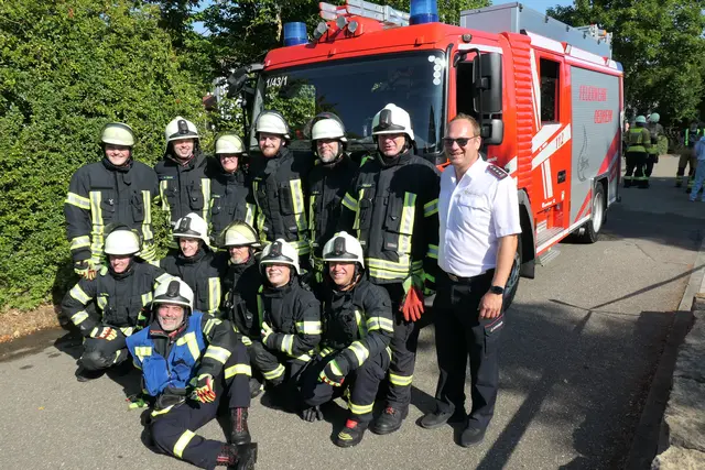 Die beiden erfolgreichen Oedheimer Gold-Gruppen beim Leistungsabzeichen des Landkreises Heilbronn in Oedheim-Degmarn mit Gruppenführer Stefan Deckert und Kommandant Sven Kübler.



  | Foto: Feuerwehr Oedheim
