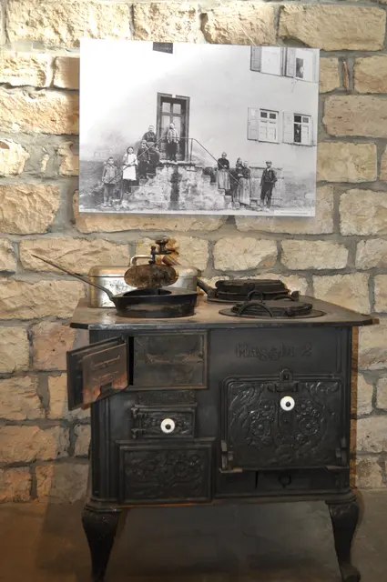 Das Heimatmuseum ist klein aber fein. So ein Ofen spiegelt das Leben unserer Großeltern wider.  | Foto: Daniela Somers