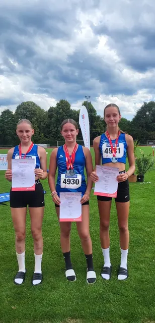 Feelice Wiewecke, Xenja Krivoklub und Emma Michels gewinnen Silber in der Vierkampf-Mannschaftswertung | Foto: Olesja Heidt