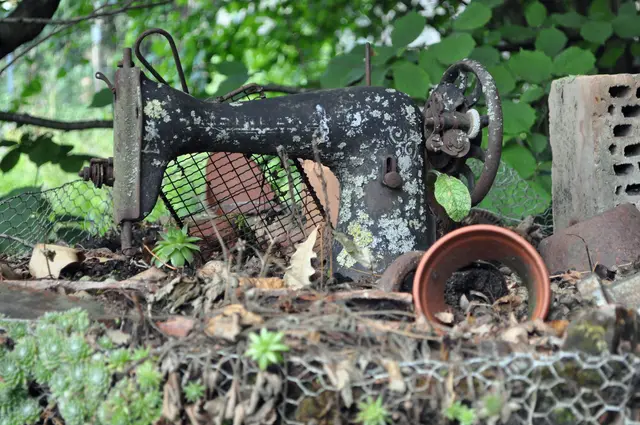 Hier gibts überall etwas zum staunen. Wie alt sie wohl ist und wieviele schöne Kleider damit wohl genäht worden sind? | Foto: Daniela Somers