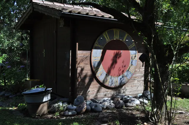 Zifferblatt einer Kirchturmuhr. Wer rechnet denn mit sowas im Garten. | Foto: Daniela Somers